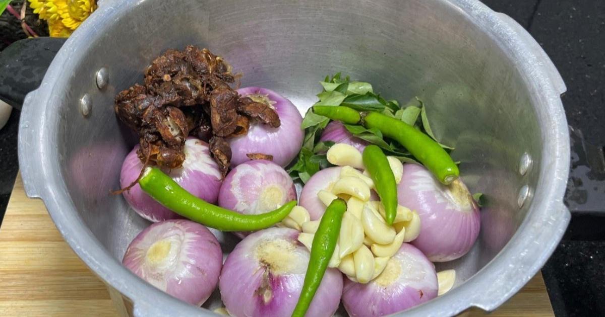 Special tasty Ulli Chammanthi Recipe